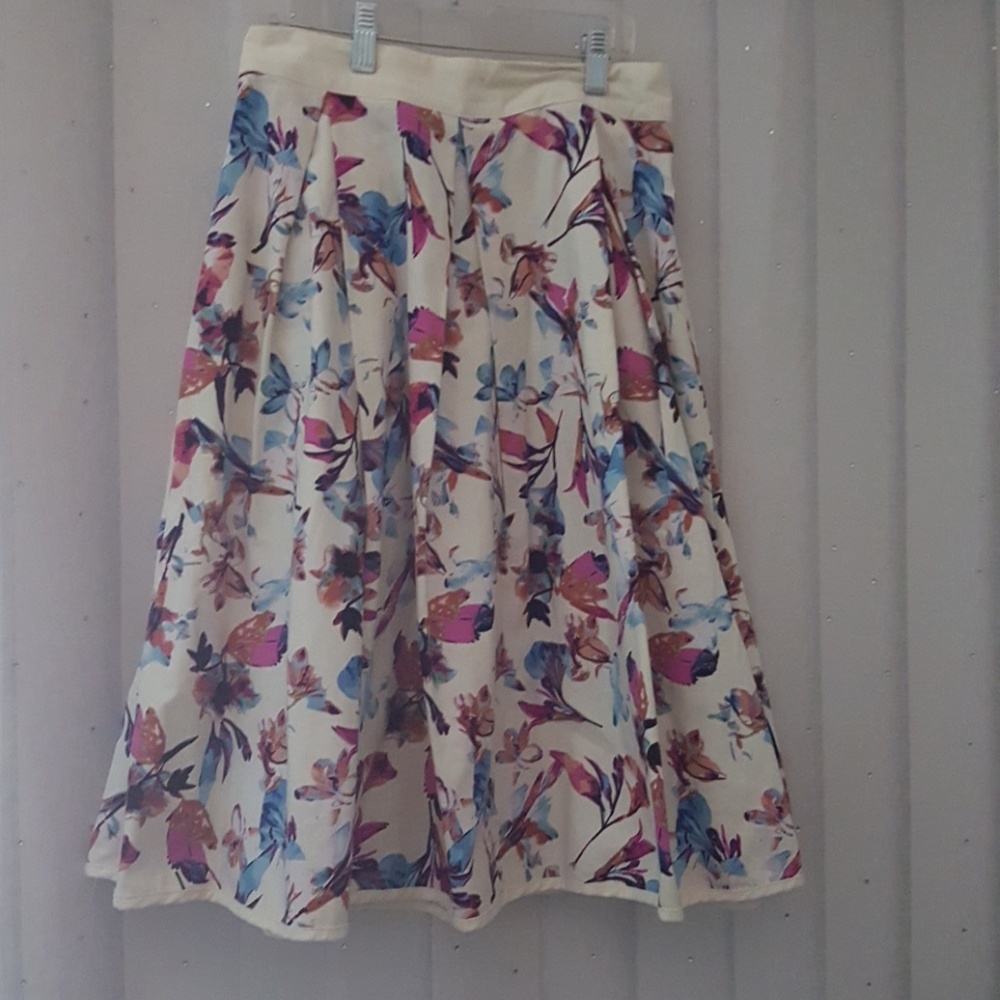 Girls/teens/womens flowery skirt